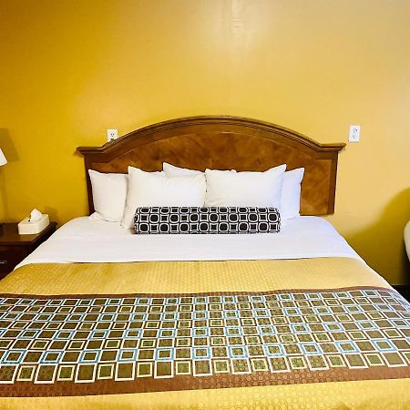 Red Carpet Inn Duncannon New Buffalo Bagian luar foto