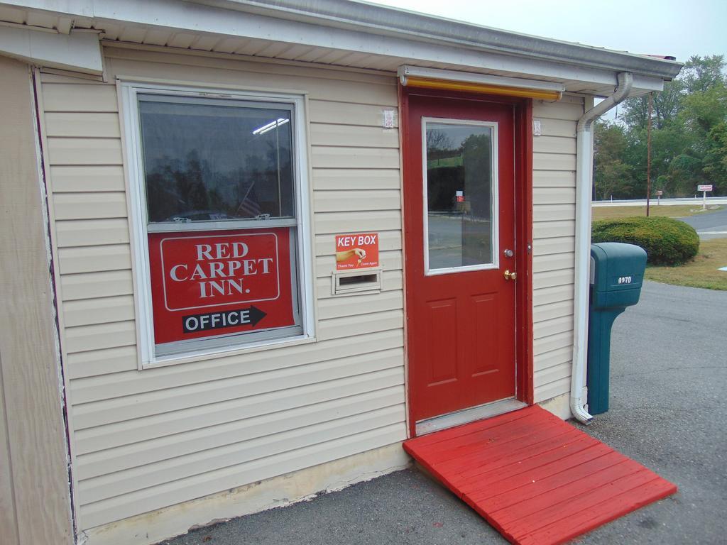 Red Carpet Inn Duncannon New Buffalo Bagian luar foto