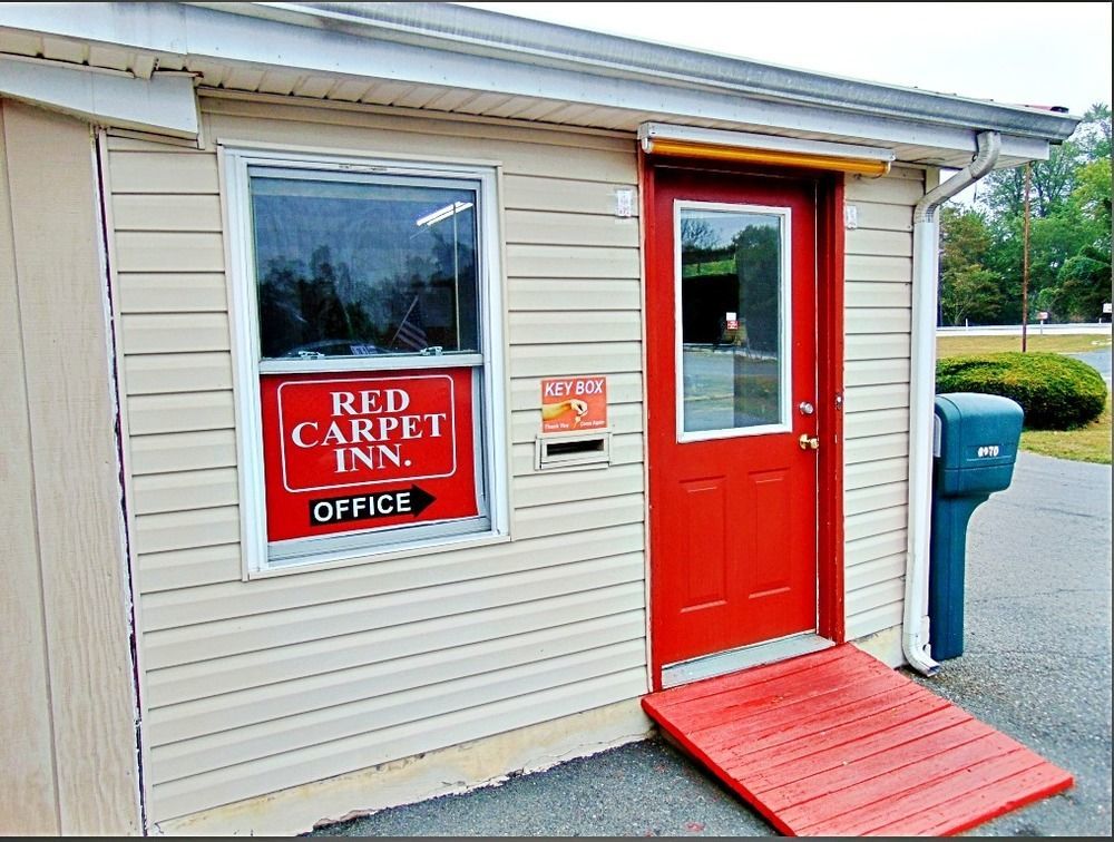 Red Carpet Inn Duncannon New Buffalo Bagian luar foto