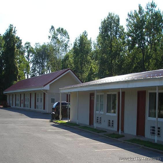 Red Carpet Inn Duncannon New Buffalo Bagian luar foto
