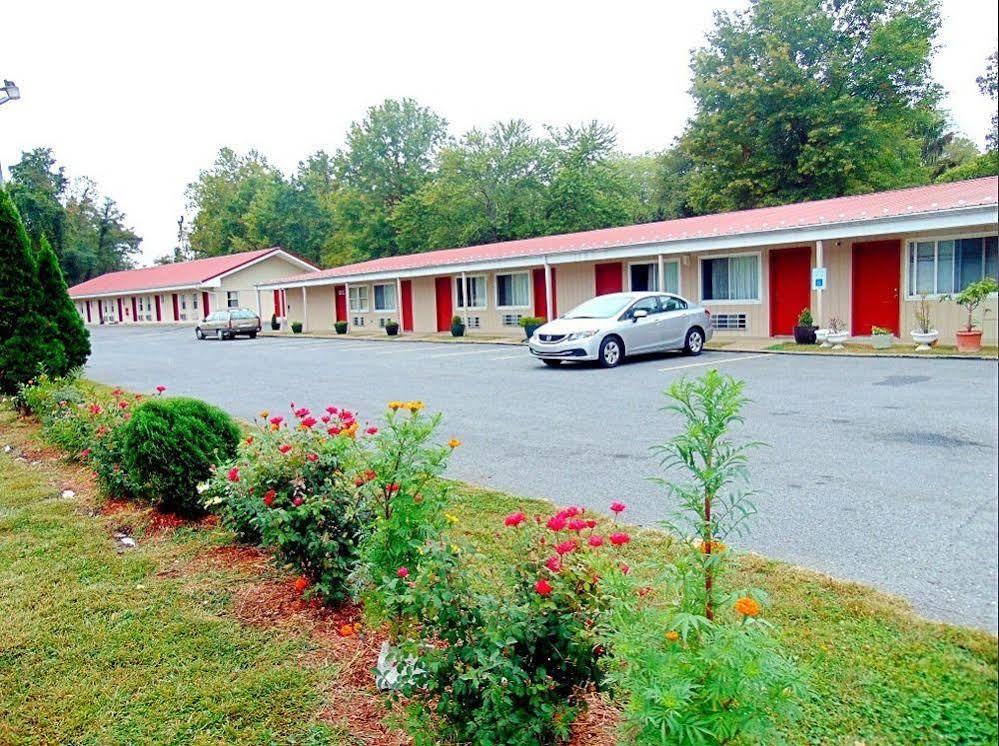 Red Carpet Inn Duncannon New Buffalo Bagian luar foto