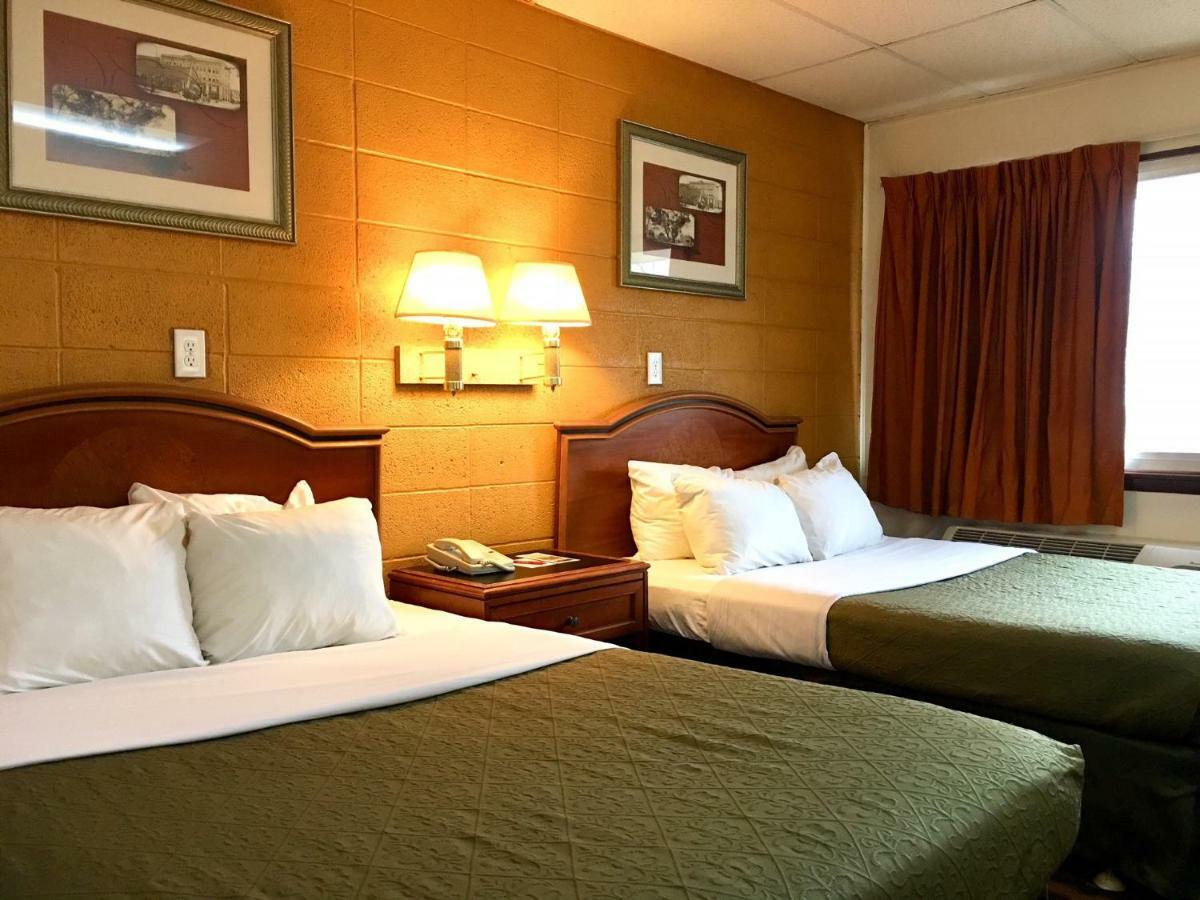 Red Carpet Inn Duncannon New Buffalo Bagian luar foto