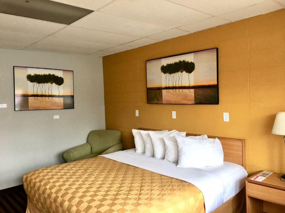 Red Carpet Inn Duncannon New Buffalo Bagian luar foto